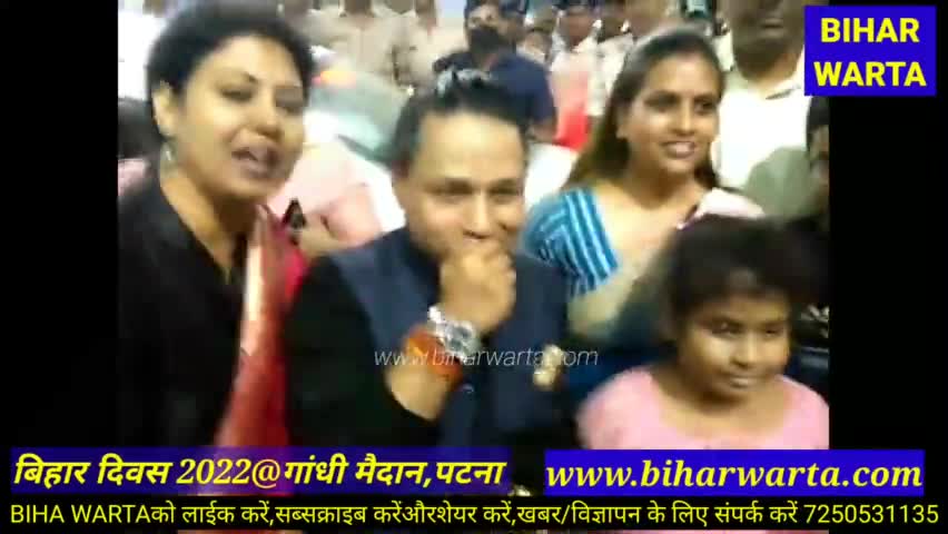 पटना ग्रामीण: बिहार दिवस2022में सुगम संगीत से ओत प्रोत करने वाले #kailashkher को प्रतीक चिन्ह से सम्मानित करते पटना आयुक्त कुमार रवि