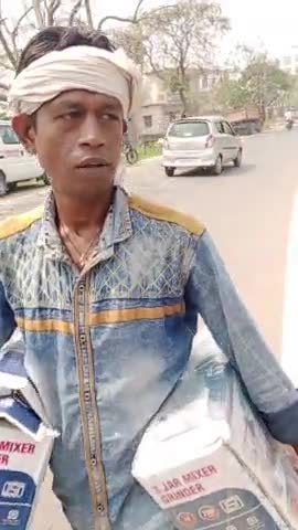 बेगूसराय: बेगुसराय में घर घर जाकर मासूम महीला को मिक्सर मसीन 1000 में बेच कर ठग रहा है  
#इससे बचे