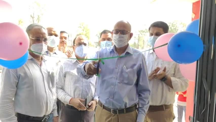 छतरपुर नगर: उत्कृष्ट विद्यालय में CMHO ने फीता काटकर 12 से 14 वर्ष के बच्चों को कोर्बेवेक्स वैक्सीन लगना किया शुरू
#कोरोना_वैक्सीन