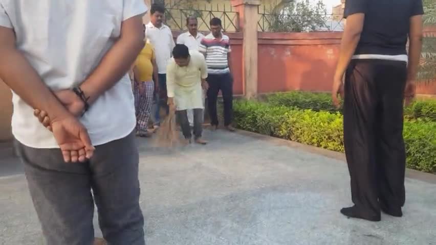 हाजीपुर: भाजयुमो के प्रदेश अध्यक्ष दुर्गेश कुमार ने गांधी आश्रम प्रारंग में स्वच्छता अभियान चलाया। #hajipurnews  #bjpindia