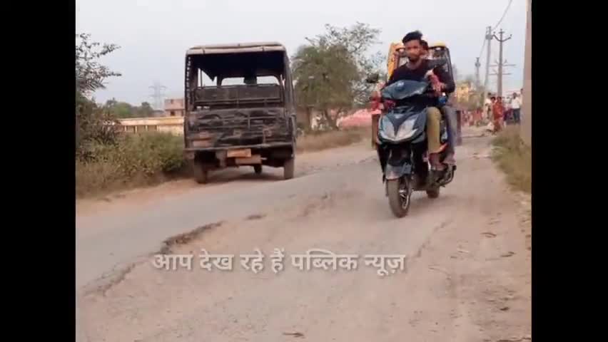 फतुहा: पुनपुन:डुमरी से गबसपुर के बीच #क्षतिग्रस्त सड़क ,गढ़े वाले #सड़क को दुरुस्त किया जा रहा ।