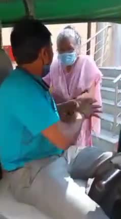ऐसे लोगों से मोलभाव न करें, हो सके तो कुछ रुपये ऊपर ही दें, अब #TheKashmirFiles सिर्फ फ़िल्म नहीं रही हर हिन्दू की आत्मकथा बन चुकी है