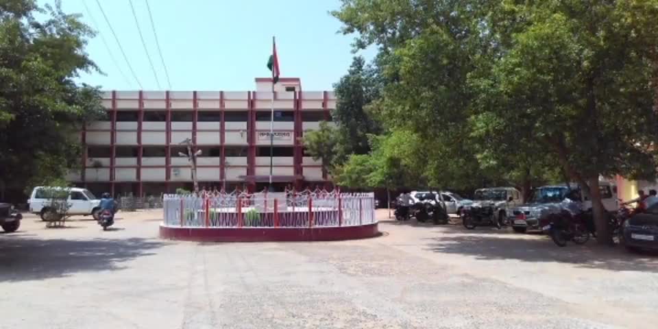 गढ़वा: गढ़वा में मनरेगा आयुक्त के पत्र के आलोक में DDC ने जिला समाहरणालय से 130 मनरेगा कर्मियों को काम से हटाया #मनरेगा #कर्मी
