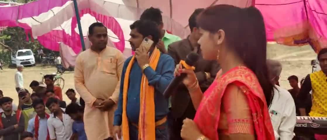 बीते दिनों #जगदीशपुर के दांवा मैदान में हुए होली मिलन समारोह में युवाओं को संबोधित करती चर्चित युवा नेत्री सीमा कुशवाहा