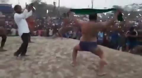 होलिका दहन मेला गोढियारी (मधेपुरा) में आदरणीय लालू प्रसाद जी को समर्पित गाने पर मस्ती से थिरकते पहलवान! #खेसारी लाल यादव