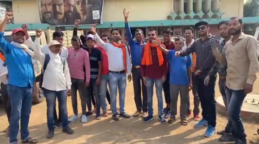 * बिश्रामपुर,लटोरी,भटगांव,शिवनंदनपुर मंडल के सभी कार्यकर्तायो ने  #TheKashmirFiles फ़िल्म देखी बिश्रामपुर लाजवंती टाकीज में *