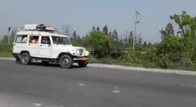 किच्छा पुलभट्टा आरटीओ चौकी व पुलभट्टा पुलिस थाना के सामने से गुजर रहे डग्गामार मैक्स जीप#uttrakhandpolice#cmuttrakhand