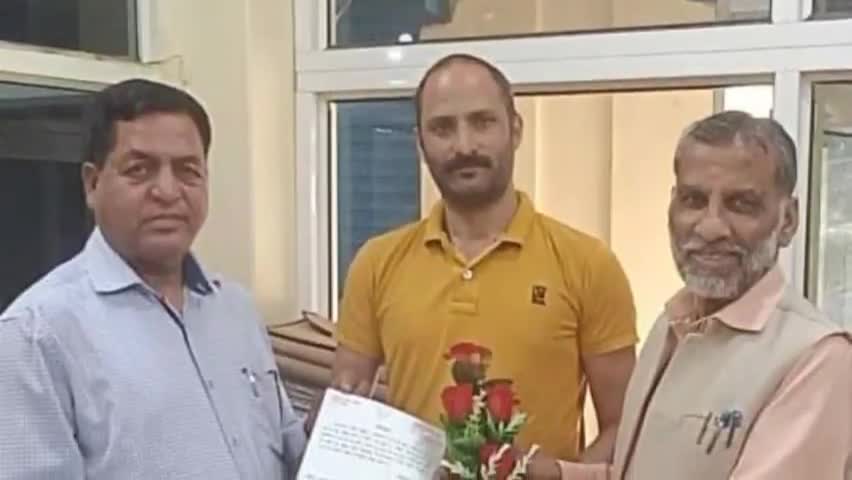 कलोल: BJP झंडूता ने बरठीं के मनोज लक्खा को बनाया मंडल महामंत्री, छात्र राजनीति से जुड़े हैं भाजपा के साथ #kalol #bjp