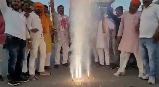 दूसरी बार योगी #आदित्यनाथ जी को #मुख्यमंत्री की शपथ लेने पर कार्यकर्ताओं के साथ पटाखा फोड़ जश्न
#योगी_दोबारा