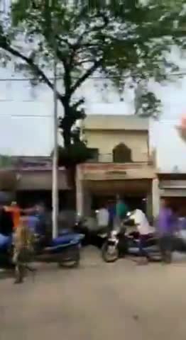 इटवा: मुख्यमंत्री योगी के शपथ ग्रहण की खुशी में बिस्कोहर में लोगों ने बुलडोजर के साथ रैली निकालकर मनाया जश्न #शपथ_ग्रहण