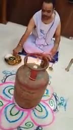 #गैस #सिलेंडर के #बढ़ते #दाम के कारण अब जनता गैस सिलेंडर लाने पर कर रहे है #पूजा की #जल्द नही #खत्म होना #कामना #अग्निदेव  से