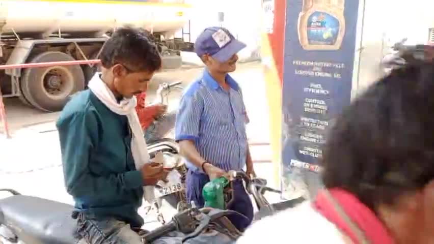 सुल्तानपुर: नगर में पेट्रोल-डीज़ल के दाम बढ़ने से नागरिकों में देखी गई नाराजगी #पेट्रोल_डीज़ल