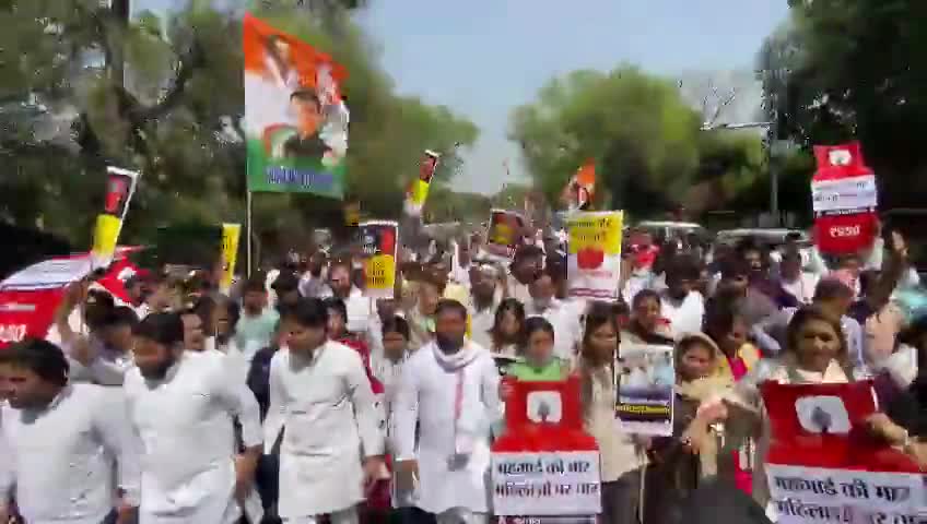 पेट्रोल-डीजल के बढ़ते दामों को लेकर पेट्रोलियम मंत्री के घर के बाहर युवक कांग्रेस का विरोध प्रदर्शन 
#PetrolDieselPrice