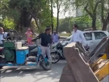 नोएडा में गन्ने का रस बेचने वाले सतीश पर चला बाबा का बुलडोजर... #zen1news