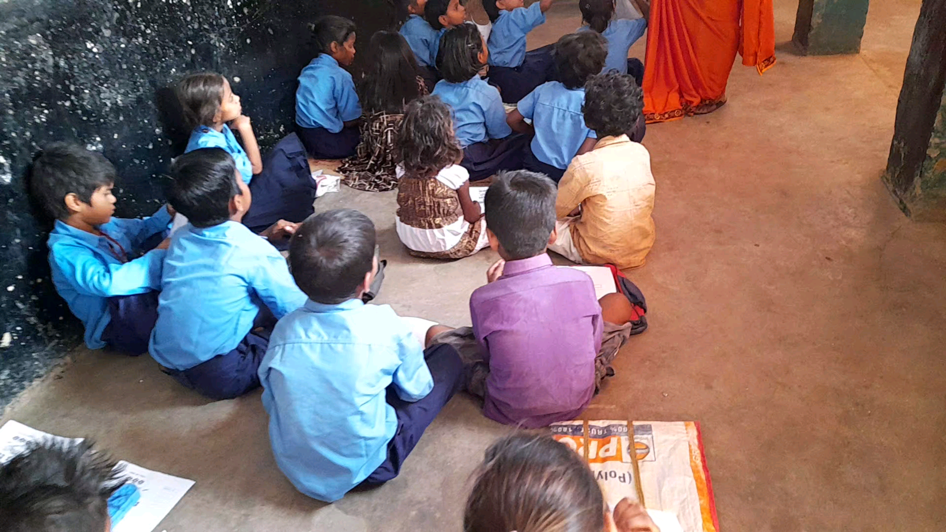 #आदर्श प्राथमिकी मध्य विद्यालय राणा नगर में बच्चे जमीन पर बैठने को मजबूर वा बेवस है,#नहीं है समस्त अधिकारी का ध्यान।
