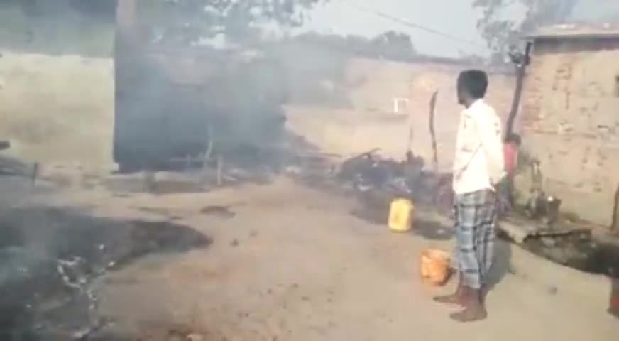 उतरौला: रामपुर अहिरन डीह में अज्ञात कारणों से लगी भीषण आग, दर्जनों घर जलकर हुई खाक   #भीषण_आग #हादसा