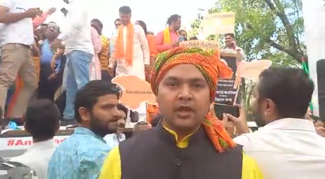 दिल्ली के हजारों हिंदूओं और सिखों ने #adeshguptabjp जी के नेतृत्व में किए गये प्रचंड प्रदर्शन में संकल्प लिया है कि #Kejriwal की हिन्दू विरोधी सोच का खुलासा जन-जन के बीच में जाकर किया जाएगा।

#KejriwalExposed #AntiHinduKejriwal