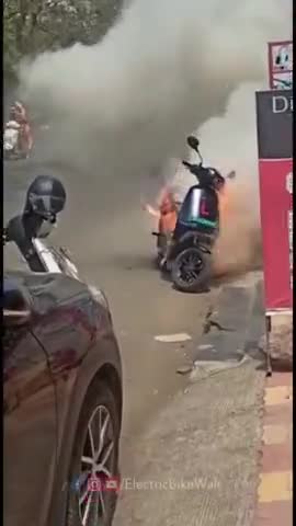 #Ola #Scooter बनी आग का गोला! बीच सड़क धू-धू कर जल उठा इलेक्ट्रिक स्कूटर, देखें हैरान करने वाला #video__