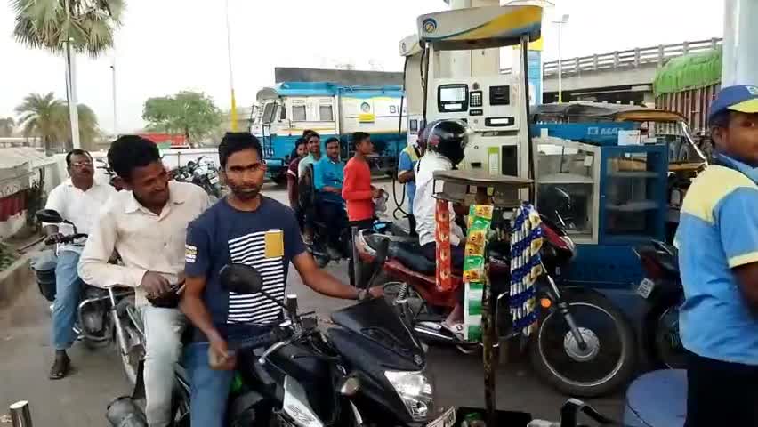 शेरघाटी: पेट्रोल-डीजल की कीमतों में ताजा बढ़ोतरी से प्रखंड क्षेत्र में बेदम होने लगे हैं उपभोक्ता #पेट्रोल_डीज़ल