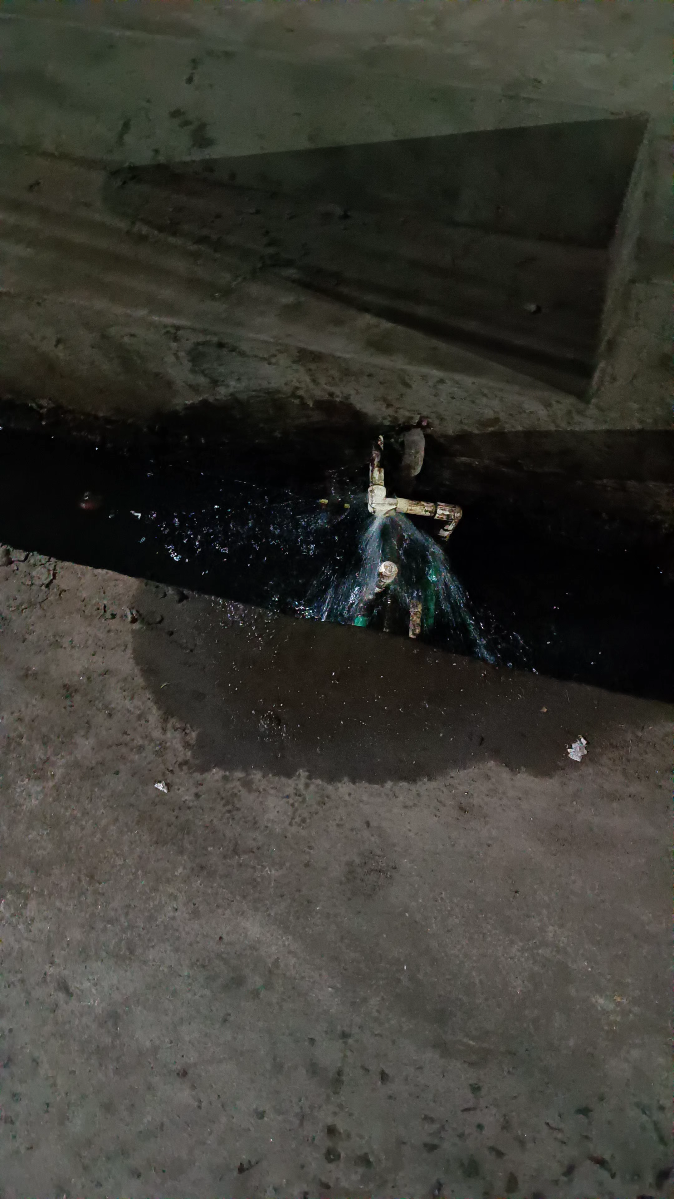 सूत्र- ये काली मंदिर रोड, गोलघर, गोरखपुर का है जहाँ लगातार कई महीनों से पानी बर्बाद हो रहा है 🙏

#nagarnigamgorakhpur