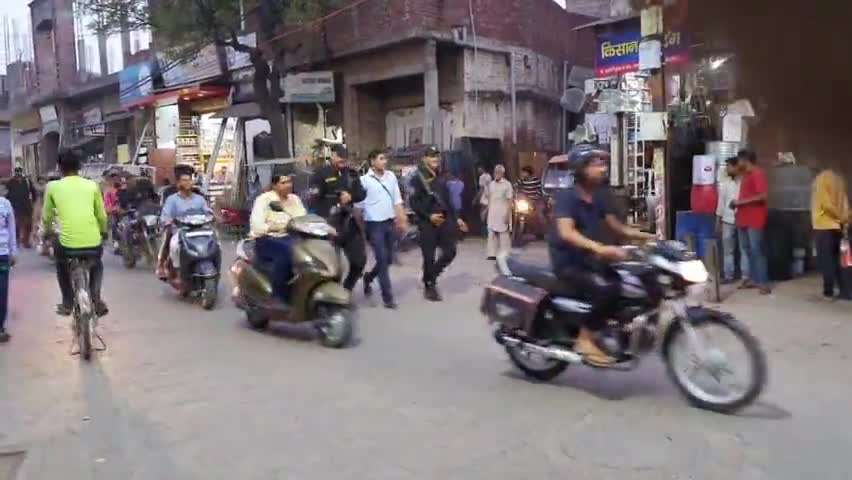 बिजनौर: बिजनौर में पुलीस ने किया पैदल गश्त संदिग्धों से की पूछ ताछ #bijnor#flagmarch