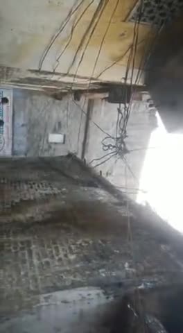 खलीलाबाद: #मोहल्ला पठान टोला श्रीराम गौड़ के मकान से पोल पर मोहल्ला बेलदारी टोला गली से कानेशन केवल गली मे तार लटक गया है जिससे #