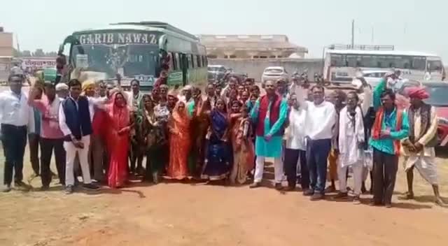 बेरला: बिरकोनी महासमुंद मे बडी संख्या मे बेमेतरा जिला से पहुंचे झेरिया यादवबंधुगण कार्यक्रम मे मौजूद है।

#पुरूषोत्तम_यादव।