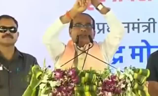 मेरे बच्चों, मेहनत से पढ़ाई करो। मेडिकल, इंजीनियरिंग कॉलेज में एडमिशन हुआ, तो तुम्हारी फीस तुम्हारे माता-पिता नहीं, तुम्हारा मामा भरवायेगा।  #SabkoAwasMP #Chhatarpur