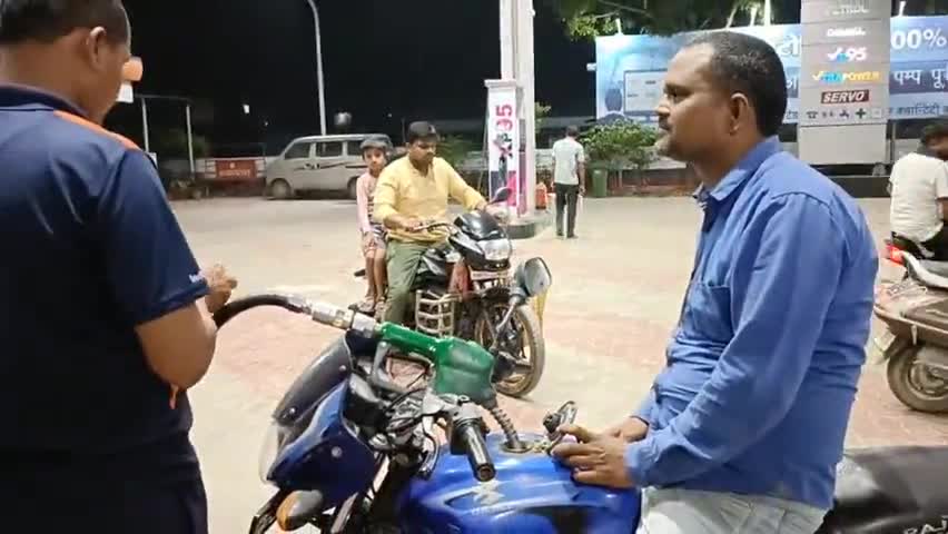 इकौना: बढ़ते पेट्रोल और डीज़ल के दामों पर इकौना इलाके के लोगों ने रखी अपनी राय #पेट्रोल_डीज़ल