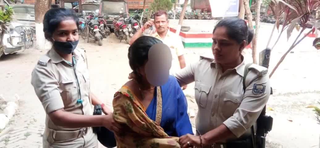 बैसि: दालकोला चेकपोस्ट पर सघन वाहन चेकिंग, टेम्पू में सवार एक महिला के झोले एवं शरीर में छिपाई शराब बरामद #शराब_तस्करी