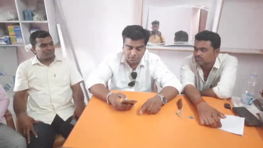 फरेंदा: #हिंदुओं के मेले में मुस्लिम व्यापारियों पर पाबंदी लगाना सही है कि नहीं पर व्यापारी दिलीप चौरसिया ने कहा- बिलकुल सही है