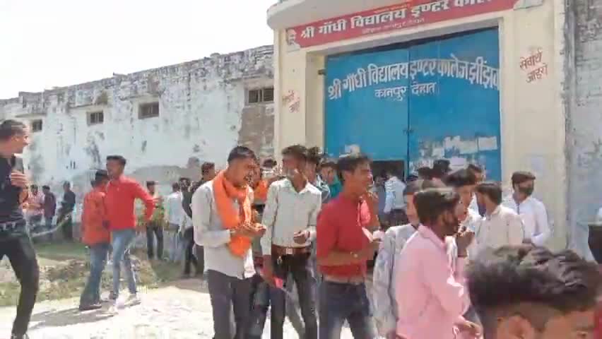 डेरापुर: झींझक कस्बे में अंग्रेजी की परीक्षा का पेपर लीक होने से छात्रों के चेहरे पर दिखी मायूसी #पेपरलीक