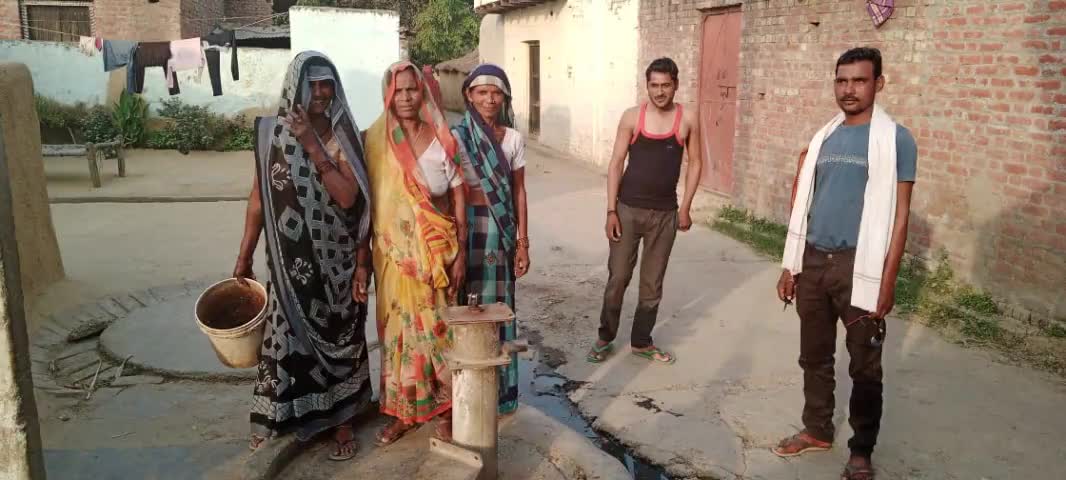 #समसपुर बल्लू में ग्रामीण व राहगीर पानी की किल्लत से परेशान #ग्रामीणों की बात नहीं सुन रहे #सचिव और #प्रधान