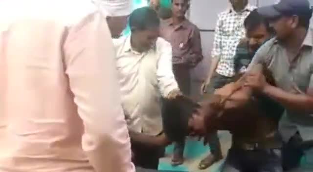 बड़वारा: सिलौडी ग्राम में आदिवासी युवक के साथ मारपीट का वीडियो वायरल होने के बाद एसपी ने पुलिस आरक्षक को किया निलंबित #खबर_का_असर