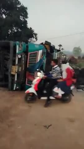 सिंगरौली: कोयले से भरा हुआ ट्रेलर पलटा तेलदह मार्केट में #pawanteldah #singrauli #news17madhyapradesh #news18 #news #new_bihar