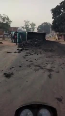 सिंगरौली: तेलदह मार्केट में कोयले से भरा हुआ ट्रेलर पलटा
#pawanteldah #singrauli #newsaajtak #pawan900g #singrauli_news