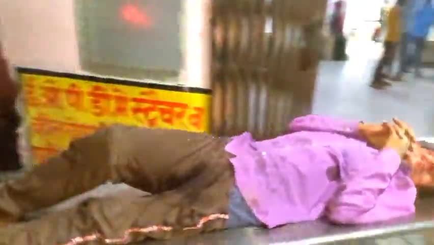 देेेवरिया: #सलेमपुर मार्ग पर अज्ञात वाहन की ठोकर से एक व्यक्त हुआ लहूलुहान स्थानीय लोगों की मदद से पहुंचाया गया जिला अस्पताल
