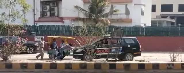 बीच सड़क पर बंद हुई PRV की गाड़ी, PRV में धक्का लगाने का वीडियो वायरल, #थाना_ताजगंज क्षेत्र का मामला...
#agrapolice393