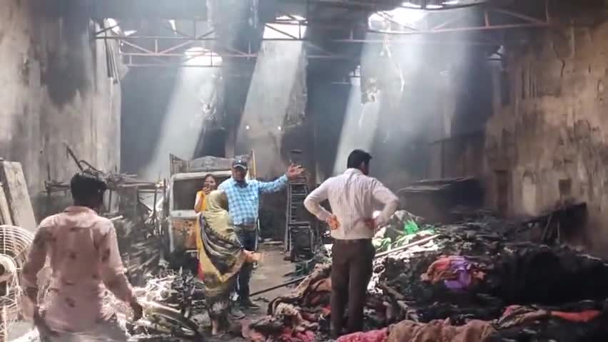 बाघ नगर के सीरवी मोहल्ले में विजय टेंट हाउस पर लगी आग सारा सामान जलकर हुआ राख मोहल्ले वासियों ने आग पर पाया काबू

#आगजनी