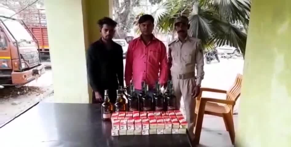 बैसि: भोरापुल चौक के समीप पुलिस स्पेशल टीम ने एक बाइक पर शराब की खेप के साथ दो व्यक्ति को गिरफ्तार किया #शराब_तस्करी