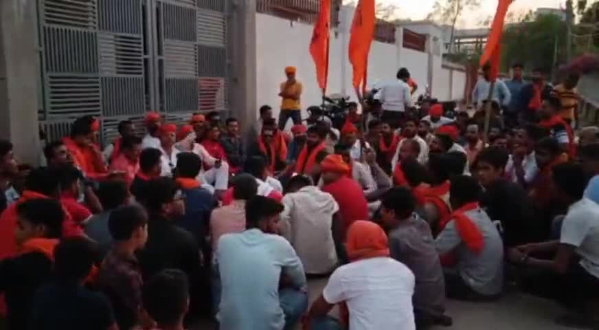 गढ़वा: शहर के विभिन्न अखाड़ा समितियों ने मंत्री मिथलेश ठाकुर के कल्याणपुर स्थित आवास का किया घेराव #घेराव