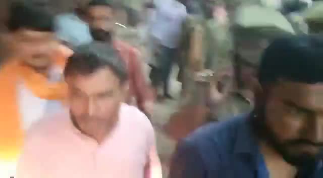 सड़क पर नमाज पढ़ने का विरोध करने पहुंचे अखिल भारत हिंदू महासभा के पदाधिकारी #Agrapolice ने मामला कराया शांत...