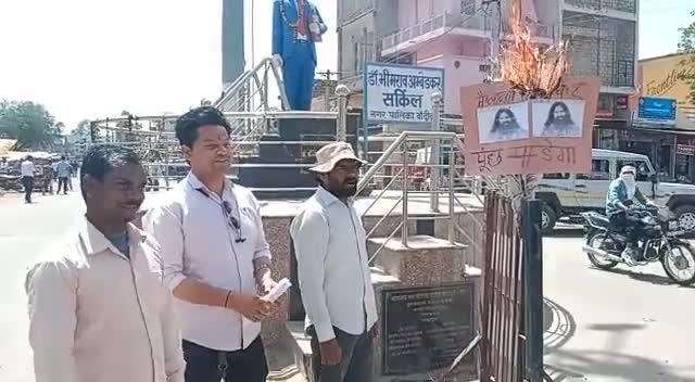 पत्रकारों के सम्मान में,बाबा रामदेव का विरोध 
#रामदेव #Ramdev #पत्रकारों #karnal #Haryana 
जो बोलूंगा सच ही बोलूंगा....