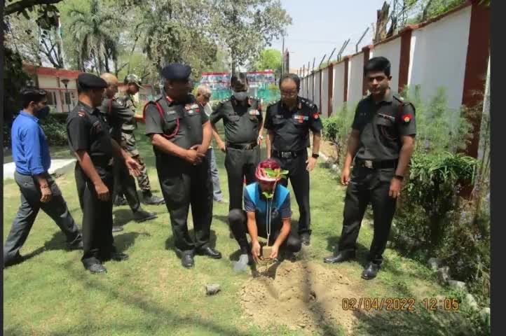 पर्यावरण संरक्षण की विश्व की सबसे लंबी साइकिल यात्रा ग्रीनमेंन नरपत सिंह राजपुरोहित 29422 किलोमीटर तय करके लखनऊ पहुंचने पर 
मेजर जनरल नरपत सिंह राजपुरोहित ने #ग्रीनमैन का स्वागत कर प्रशस्ति पत्र देकर सम्मानित किया