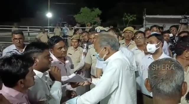 #बाड़मेर
CM अशोक गहलोत का बाड़मेर दौरा 
मुख्यमंत्री अशोक गहलोत से मुलाकात कर ढाढ़ी मिरासी समुदाय के उत्थान के लिए वार्ता की
