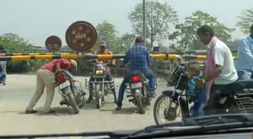 आइए मिलते हैं बिहार के महान व्यक्तियों से😡
गेट बंद है तभी भी लोग जान पर खेल कर कर रहे हैं रेलवे लाइन को पार,, लापरवाही,,
#bihartimes #biharnews #railway ....