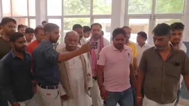 काफिले के साथ कार्यकर्ताओं के साथ एस एस पी कार्यालय, आगरा पर पहुंचे ,सुनिए पत्रकार जितेंद्र जी से खास #बातचीत, क्या कहा?