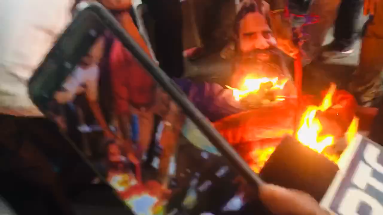पानीपत: फूंका गया ‘लाला रामदेव’ का पुतला ...
 
 #lala #ramdev