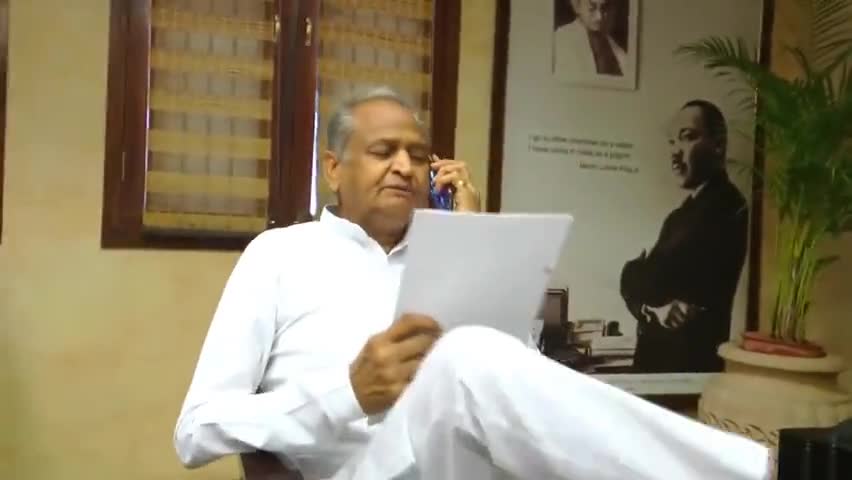 करौली में कर्तव्य निभाते हुए 4 लोगों की जान बचाने वाले कॉन्स्टेबल नेत्रेश शर्मा से फोन पर बात कर धन्यवाद किया #news_upda