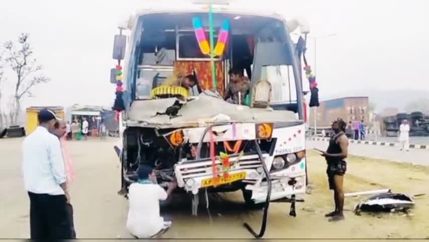 डुमरी: निमियाघाट में सड़क पर पलटे ट्रक से टकराई बस, बाल बाल बचे यात्रीगण #सड़क_हादसा